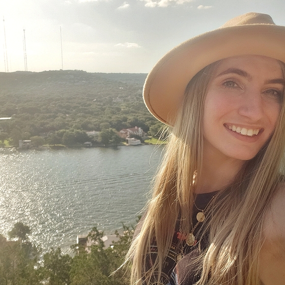 Hi! I'm Jenn! โค๐ค - Picture 3 of 3